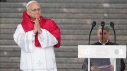 அல்ஜீரியாவின் புகழ்பெற்ற தியாகிகள் நினைவுச் சின்னமான மகாம் எச்சாஹித் (Maqam Echahid) நினைவிடம் வந்தடைந்த திருத்தந்தை 