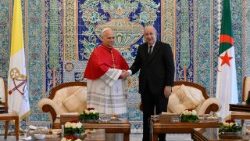 Leó pápa udvariassági látogatáson az algériai elnöknél, Abdelmadjid Tebboune államfőnél
