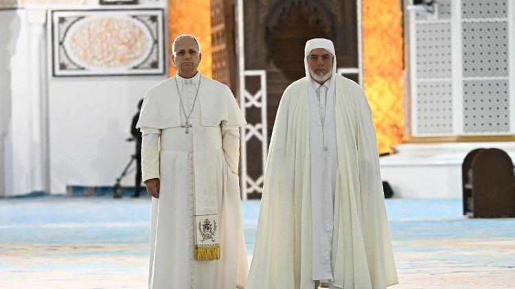 Papež ve Velk&eacute; mešitě v Alž&iacute;ru