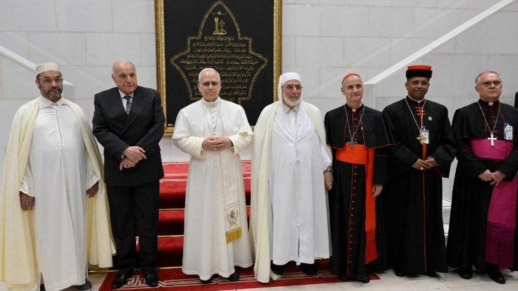 Papst Leo beim Besuch der Gro&szlig;en Moschee in Algier 