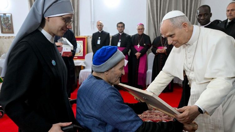 ஏழைகளின் சிறிய சகோதரிகளால் நடத்தப்படும் மா மேசன்  முதியோர் இல்லத்தில் திருத்தந்தை 