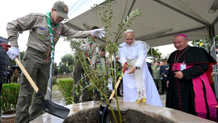 O Santo Padre planta uma Oliveira na zona arqueol&oacute;gica de Annaba