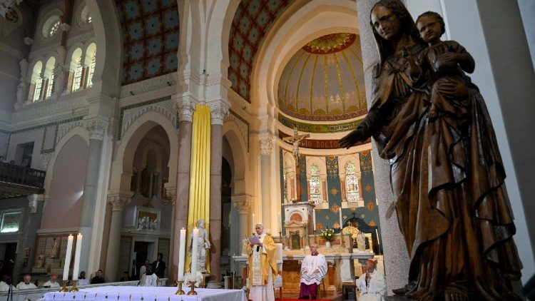 O Papa Le&atilde;o XIV durante a Missa na Bas&iacute;lica de Santo Agostinho em Annaba, na Arg&eacute;lia