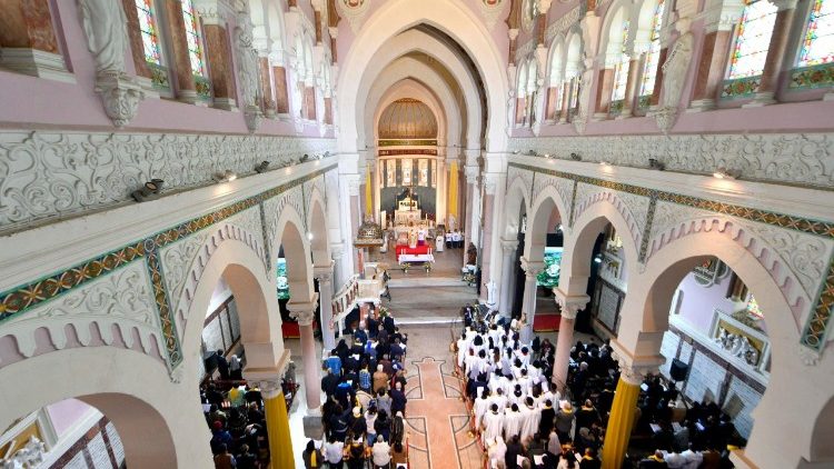 Interior da Basilica de Santo Agostinho, em Annaba, durante a Missa presidida por Le&atilde;o XIV