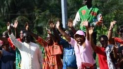 Une foule en joie aux abords de la route, accueille le Pape