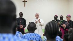 Il Papa visita un orfanotrofio a Yaound�, 'Dio non dimentica nessuno'