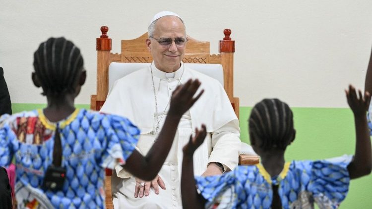 Il Papa visita un orfanotrofio a Yaound�, 'Dio non dimentica nessuno'