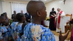 யாவுண்டேவில் உள்ள குழந்தைகள்  இல்லத்தில்  திருத்தந்தை