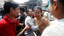 Una prigioniera rilasciata saluta parenti e amici fuori dal carcere di Insein a Yangon, Myanmar