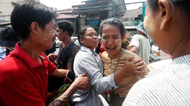 Una prigioniera rilasciata saluta parenti e amici fuori dal carcere di Insein a Yangon, Myanmar