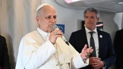 El Papa León XIV en el avión con los periodistas