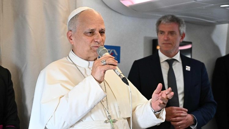 El Papa León XIV en el avión con los periodistas