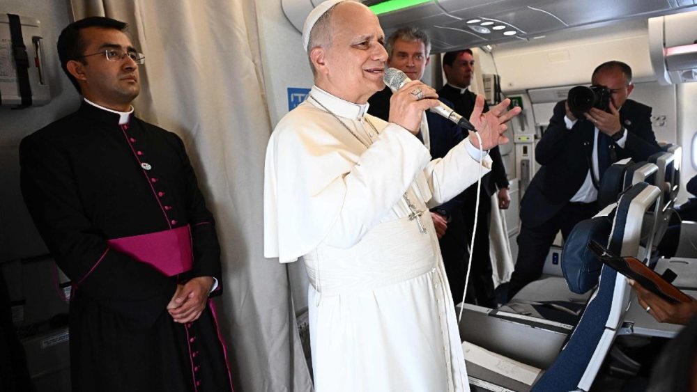 Papa bisedon me gazetarët në avion gjatë fluturimit nga Kameruni në Angola.