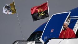 Lev XIV. vychází z letadla na mezinárodním letišti v Luandě