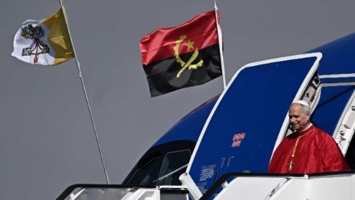 Papež, poutn&iacute;k naděje, sm&iacute;řen&iacute; a m&iacute;ru, přist&aacute;l v Angole