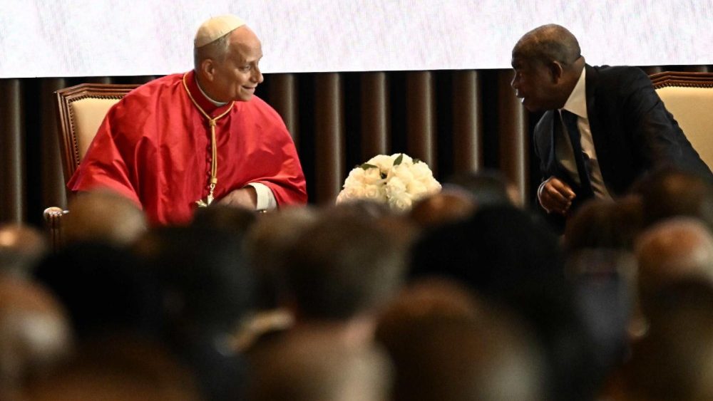 Rencontre du Pape avec les autorités, les représentants de la société civile et la corps diplomatique au Palais présidentiel de Luanda, le 18 avril. 