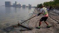 Freiwillige auf den Philippinen führen im Vorfeld des Earth Day eine Küstenreinigungsaktion durch
