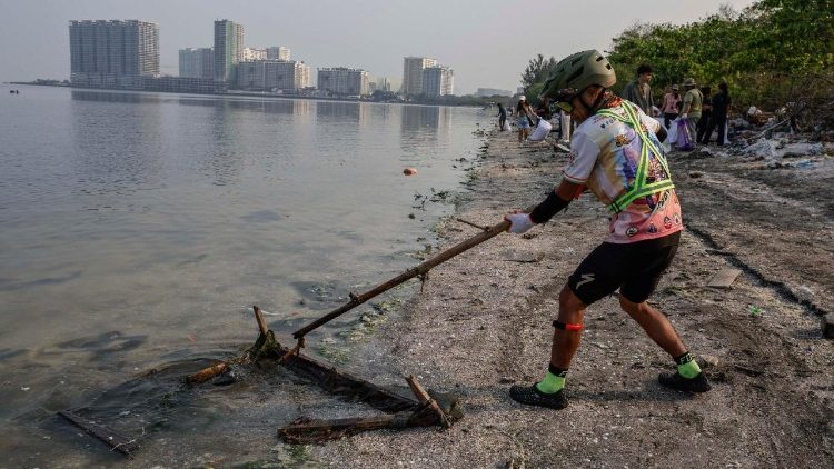 Freiwillige auf den Philippinen führen im Vorfeld des Earth Day eine Küstenreinigungsaktion durch
