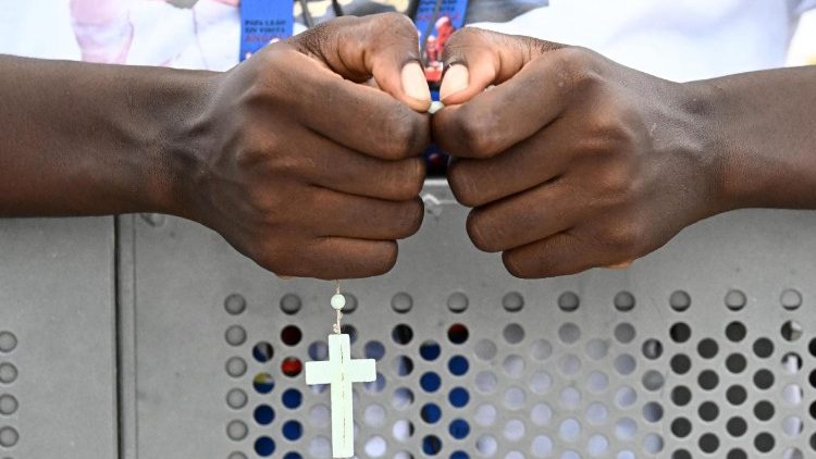 Orando, rezando el Santo Rosario