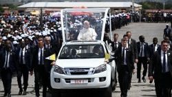 Il Papa in Angola, 'Cristo non � un guru n� un portafortuna'