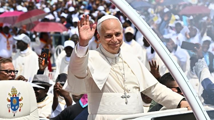 Papa Leon pe esplanada din Saurimo, unde a prezidat Sfânta Liturghie, în cea de a treia zi a călătoriei apostolice în Angola (20 aprilie 2026)