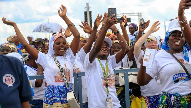 Feiernde Menschen in Angola