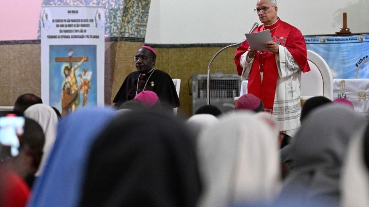 Il Papa alla Chiesa d'Angola, testimoniate la pace