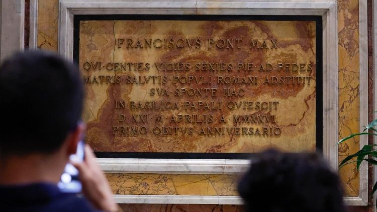 La l&aacute;pida en honor del Papa Francisco