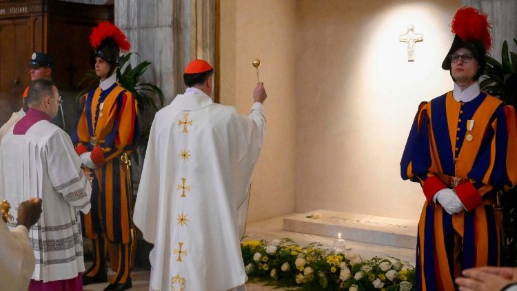 Ferenc p&aacute;pa s&iacute;rhely&eacute;t meg&aacute;ldott&aacute;k  