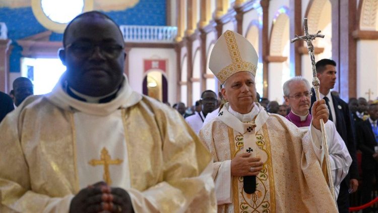 Il Papa celebra la messa nella 'San Pietro' della Guinea Equatoriale