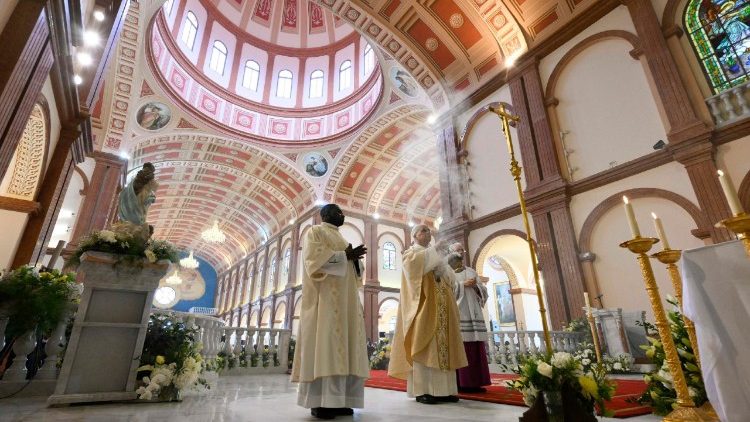 Il Papa celebra la messa nella 'San Pietro' della Guinea Equatoriale