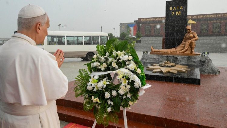 Der Papst vor dem Denkmal in &Auml;quatorialguinea