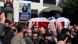 I funerali di Amal Khalil, la giornalista libanese rimasta uccisa il 22 aprile scorso durante un raid israeliano