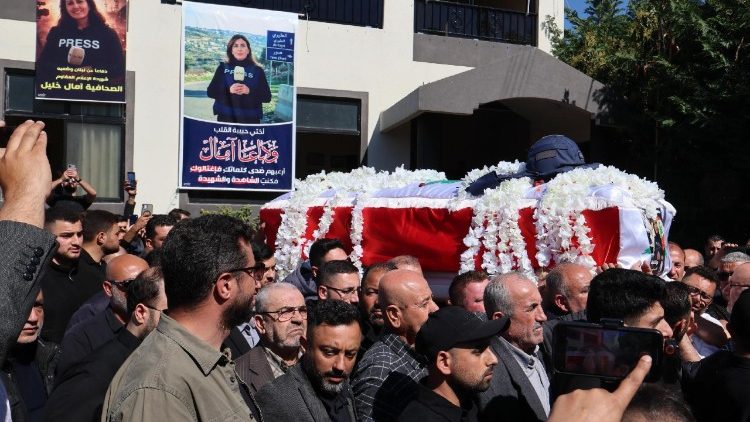 I funerali di Amal Khalil, la giornalista libanese rimasta uccisa il 22 aprile scorso durante un raid israeliano