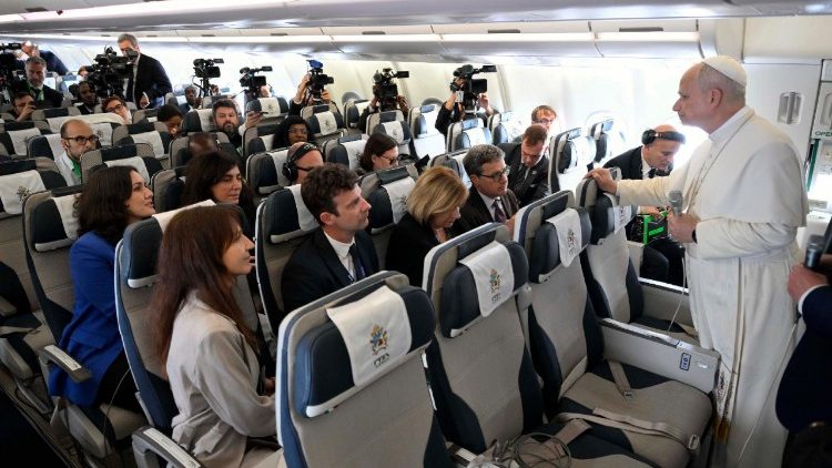 Sajtókonferencia a hatórás visszaút során 