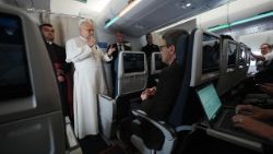 Леў XIV падчас прэс-канферэнцыі на шляху з Афрыкі ў Рым