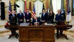 Il presidente degli Stati Uniti Donald Trump alla Casa Bianca con gli inviati libanesi e israeliani