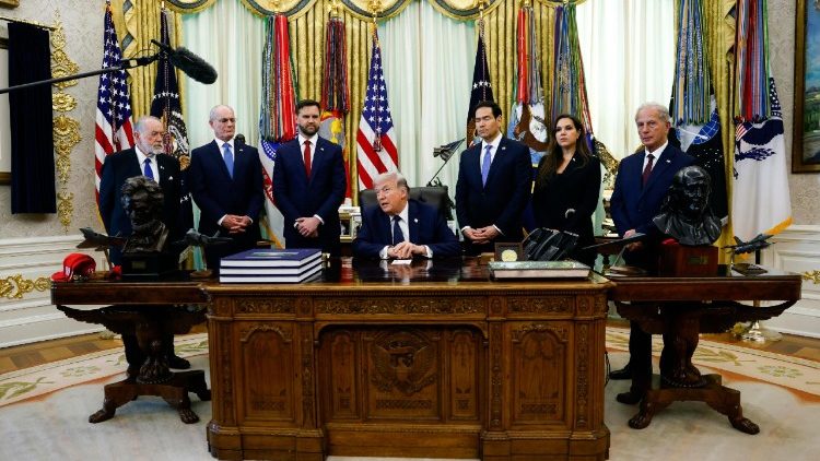 Il presidente degli Stati Uniti Donald Trump alla Casa Bianca con gli inviati libanesi e israeliani 