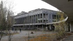 Visitantes en la ciudad abandonada de Prípiat, cerca de Chernóbil  (ANSA)