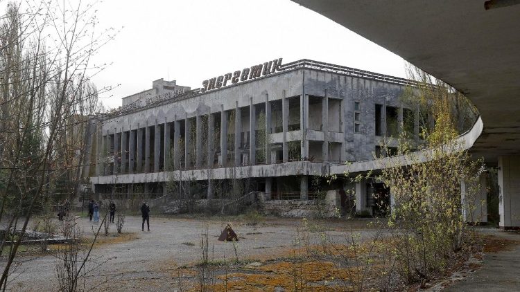 Visitantes en la ciudad abandonada de Prípiat, cerca de Chernóbil  (ANSA)