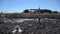 Tenger nép a Szent Péter téren a déli Regina Coeli imádság alatt 