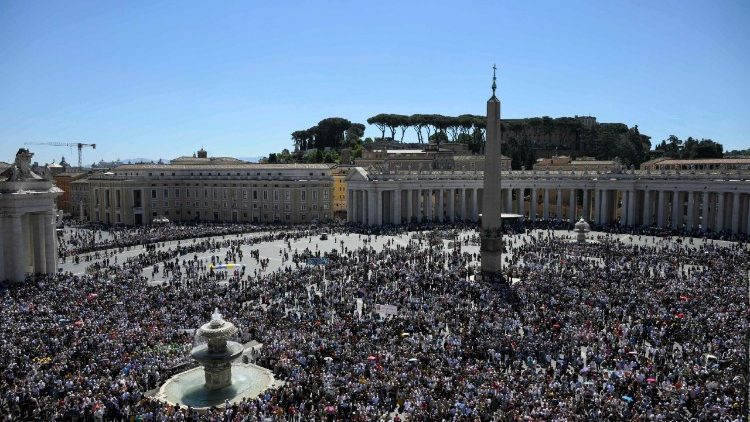 Tenger nép a Szent Péter téren a déli Regina Coeli imádság alatt 