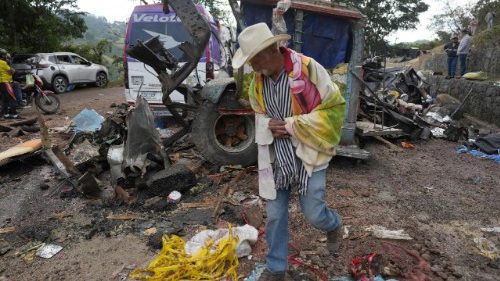 Colombia, 20 muertos en un atentado contra un autob&uacute;s en el Cauca