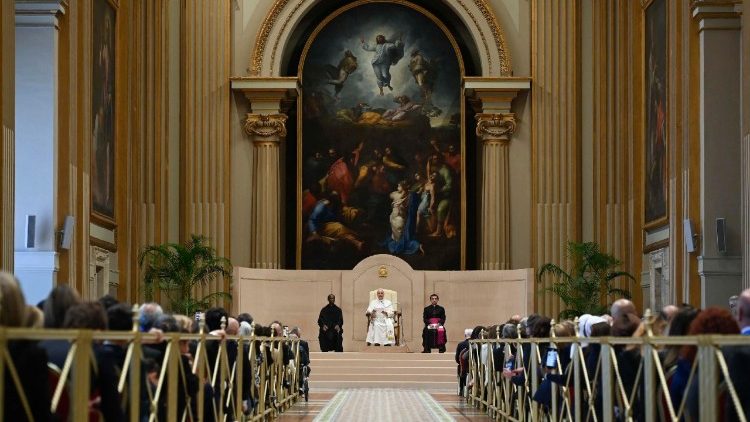 Il Papa, 'la Chiesa esiste per costruire ponti e accogliere tutti'