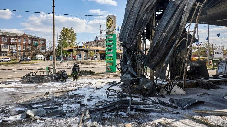 Equipes de resgate ucranianas trabalham no local de um ataque de drone russo a um posto de gasolina em Kharkiv, Ucr&acirc;nia, em 2 de maio de 2026, em meio &agrave; invas&atilde;o russa em curso. Pelo menos cinco pessoas ficaram feridas quando drones russos atacaram bairros residenciais e pelo menos quatro postos de gasolina em diferentes &aacute;reas da cidade durante a tarde, de acordo com o relat&oacute;rio do Servi&ccedil;o Estatal de Emerg&ecirc;ncia. EPA/SERGEY KOZLOV