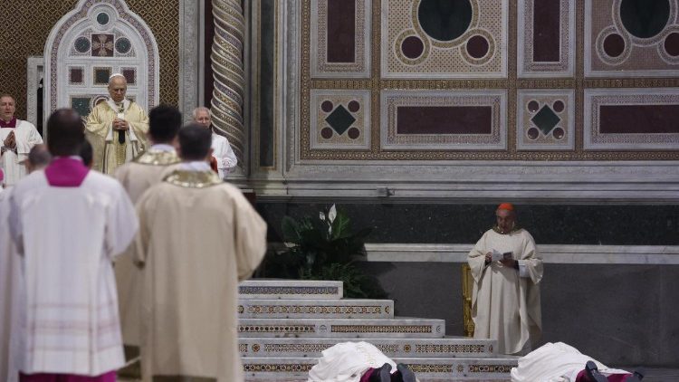 Die Weihekandidaten warfen sich vor dem Papst auf den Boden - diese so genannte Prostratio zeigt, dass sich der Kandidat ganz in Gottes H&auml;nde begibt