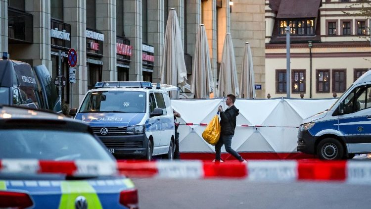 Einsatzkräfte am Tatort in Leipzig