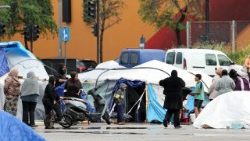 Vertriebene Familien finden Zuflucht in einem provisorischen Lager