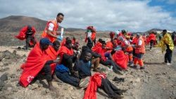 Migrantes subsaharianos rescatados por la Cruz Roja en Lanzarote, Islas Canarias.