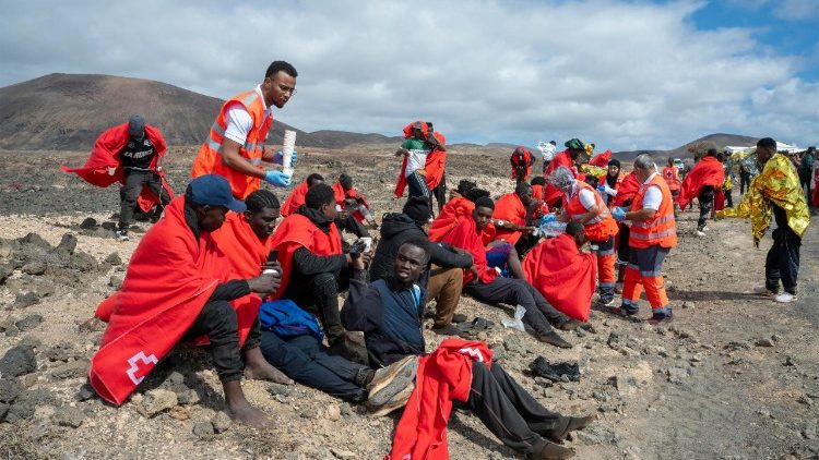 Migrantes subsaharianos rescatados por la Cruz Roja en Lanzarote, Islas Canarias.